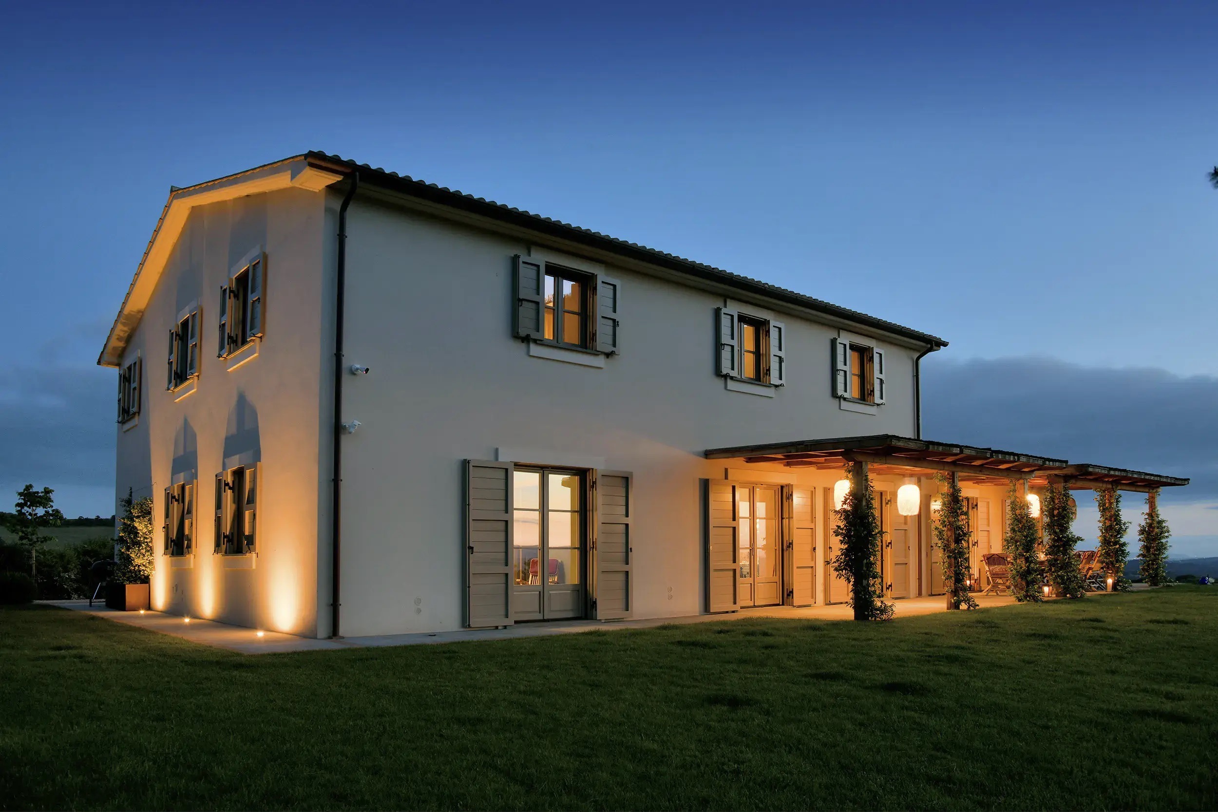 Ferienhaus Webseite Tenuta Thun house lit at night evening